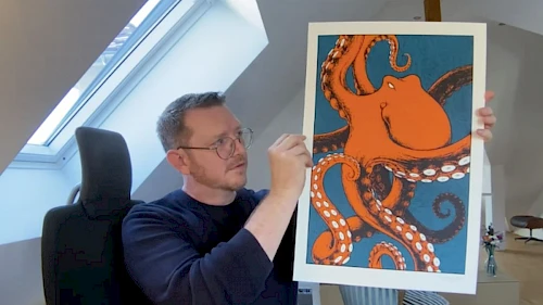 Gerichtszeichner Martin Burkhardt mit Siebdruck Siebdruck von rotem Oktopus präsentiert von Gerichtszeichner Martin Burkhardt
